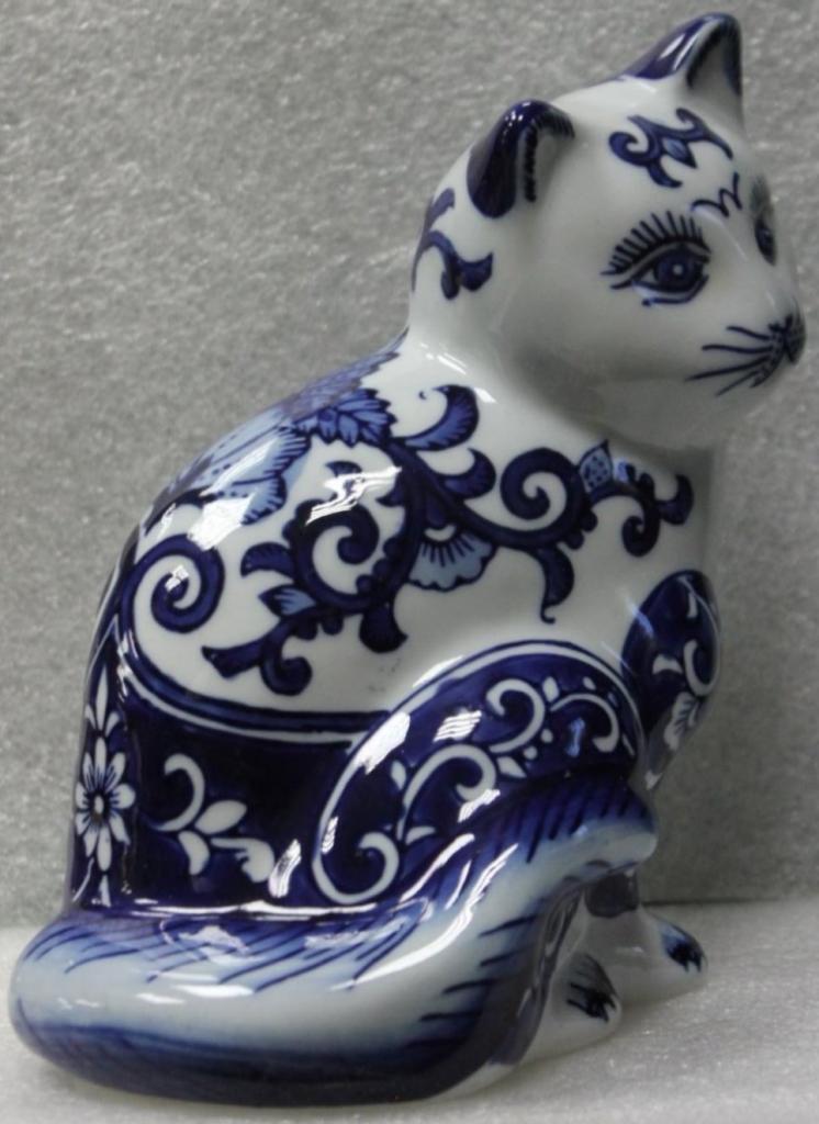 Кошка с красивыми синими узорами Гжель?