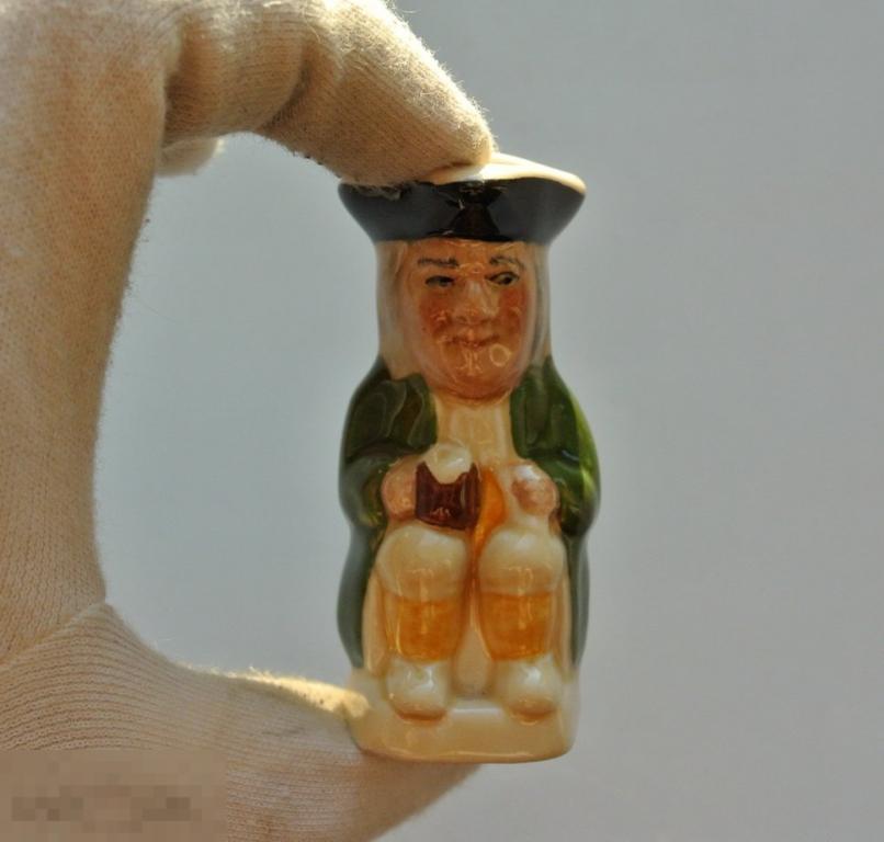 Фигура фарфоровая: господин в треуголке. 