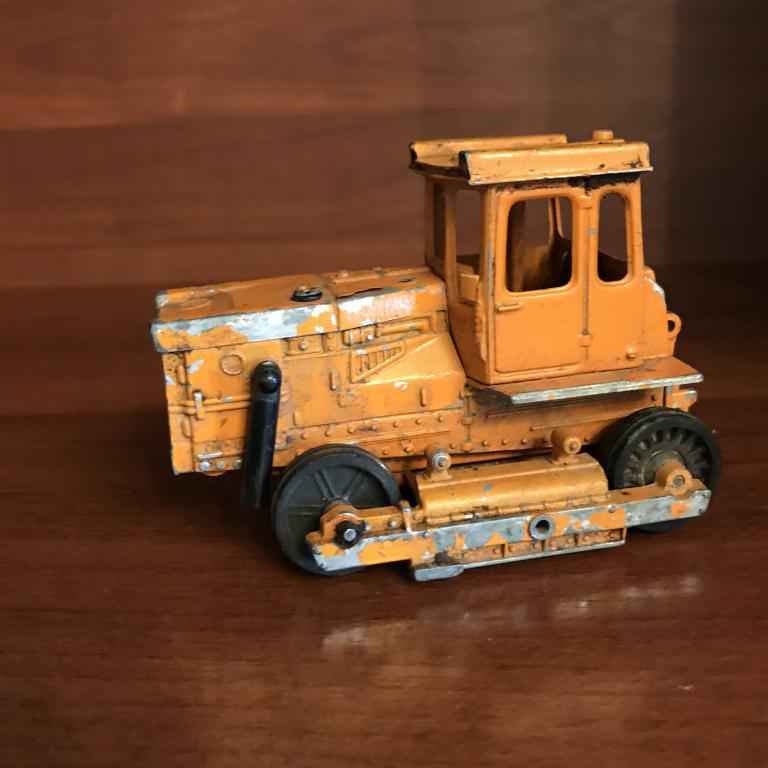 Модель Бульдозер Т-2. Сделано в СССР. Масштаб 1:43.