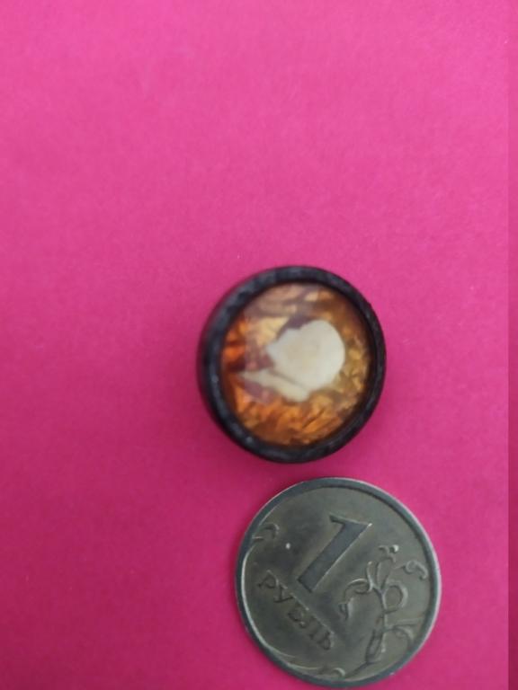 Значок Профиль Ленина Ранние Советы?? Винтовой без винта.