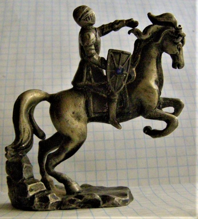 конный рыцарь. Крестоносец. Рыцарь на коне. Навершие с каминных часов. Каминные часы.