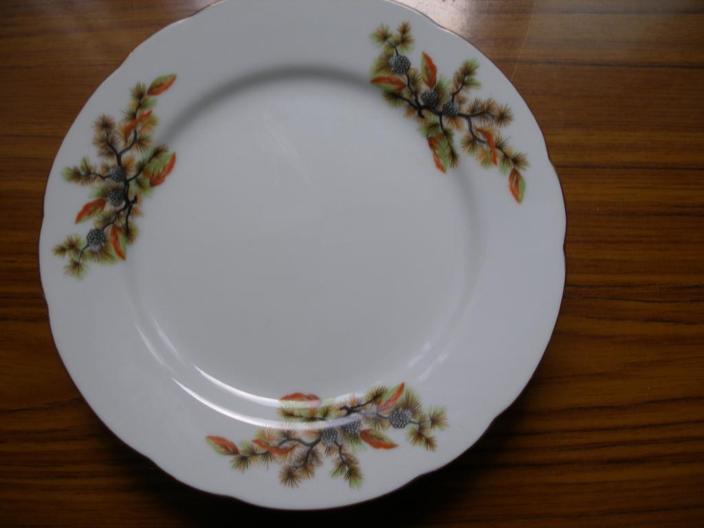 Тарелка малая из  сервиза Шишки.Цена за шт.