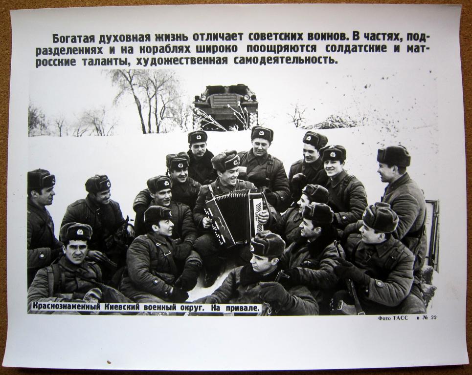 Солдат на привале текст. Фото Донбасс военные добровольцы.