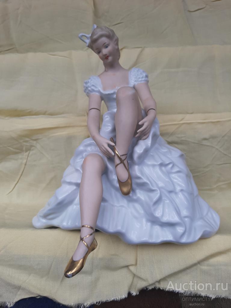 Фарфоровую статуэтку-Балерина,заязывающая пуанты-1950е,Германия