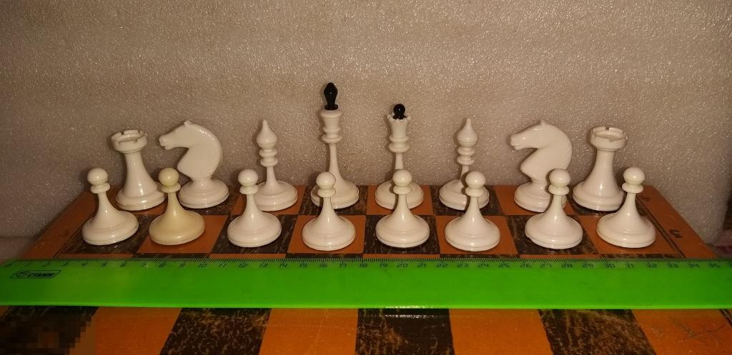 Шахматы.Доска. Пластик. СССР. Состояние.Подарок. Фигурки.Дёшево. 