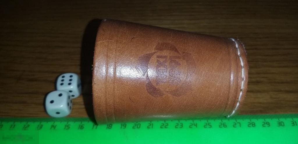 Стакан?Кубики.Кожа. Нарды?Игра?Игрушка? Европа. Винтаж. Дёшево.Распродажа. Кости?Клеймо. 