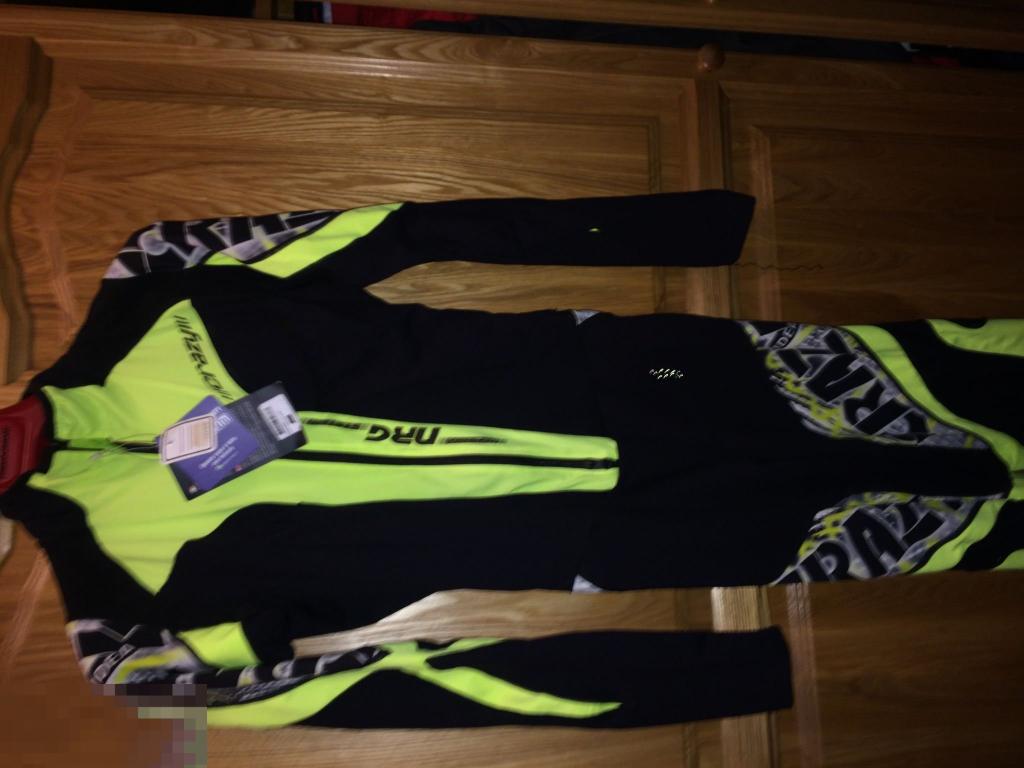 Костюм.Комбинезон. Одежда. Спорт. Лыжный? Италия.Новый. Дёшево. 