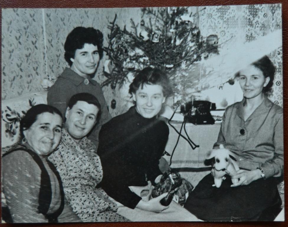 Фото  Женщин с Игрушками в рукаж - Телефон 1962 год - 2