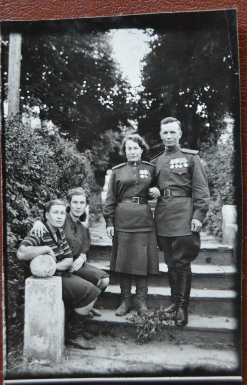 Фото  Военных с наградами на лестнице в саду 1946 год
