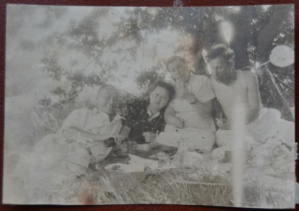 Фото Пикник на Природе Пьют Вино  1948 год