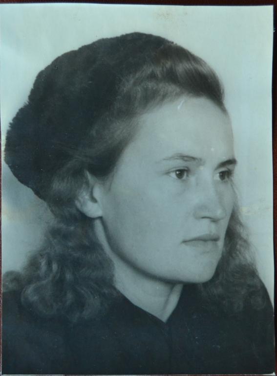 Фото Женщина Красотка в Меховой шапке 1952 год