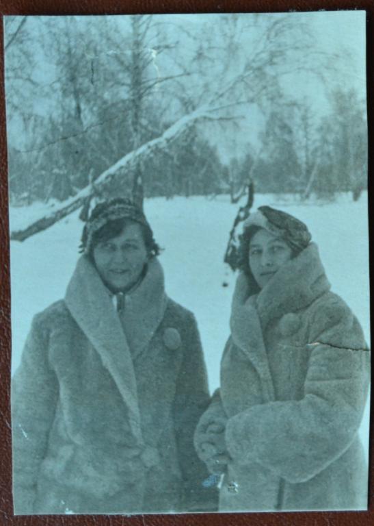 Фото   Двух Женщин в Шубах -  Мода    1938 год