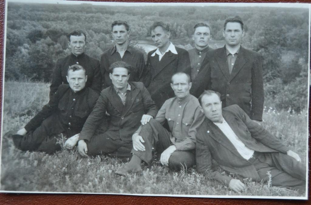 Фото Групповое Мужчины на бугре 1950 год