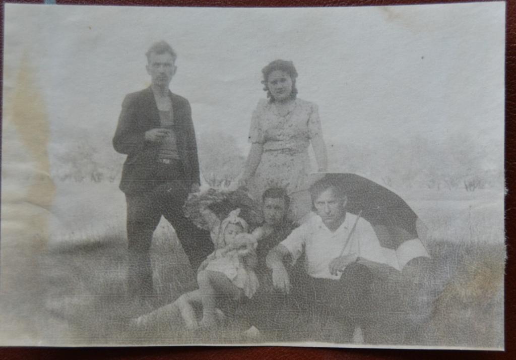 Фото  Семья с Ребенком и Зонтиком Пикник на природе  1948 год