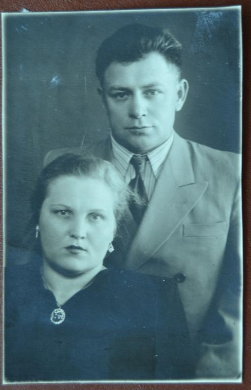 Фото Мужчина и Женщина с красивой Брошкой Мода  1954 год