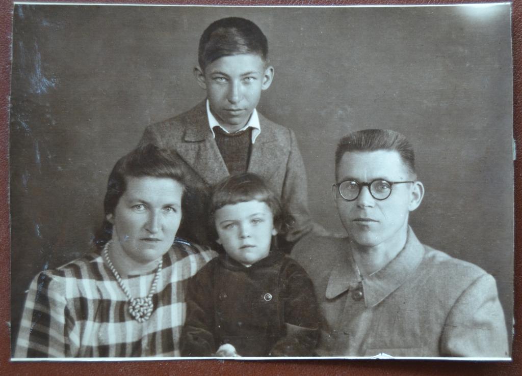Фото Семьи Бусы Очки  Мода винтаж  1952 год