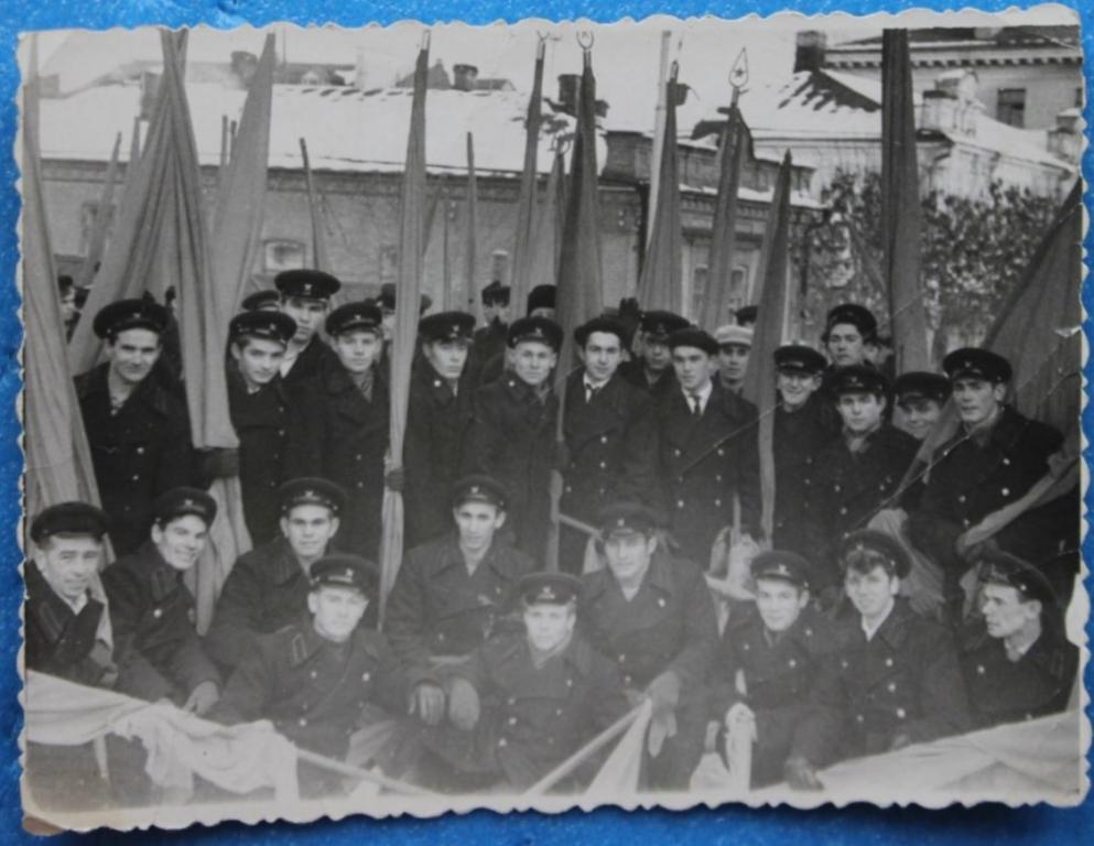Учащиеся ремесленного училища с флагами Демонстрация Праздник 1950-е (2)