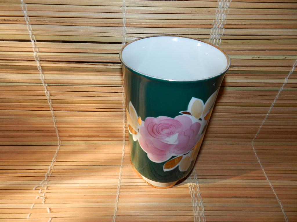 ВАЗА ФАРФОРОВАЯ. РОЗА. ЦВЕТЫ. (ДУЛЕВО)  Выс. 21 см. СССР 1970-80гг