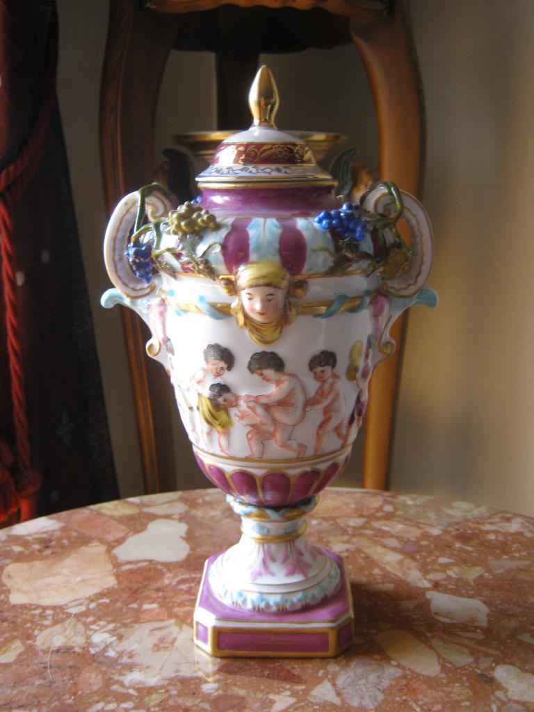 Ваза "Праздник урожая". Каподимонте, сер. XIX века.  Редкость.