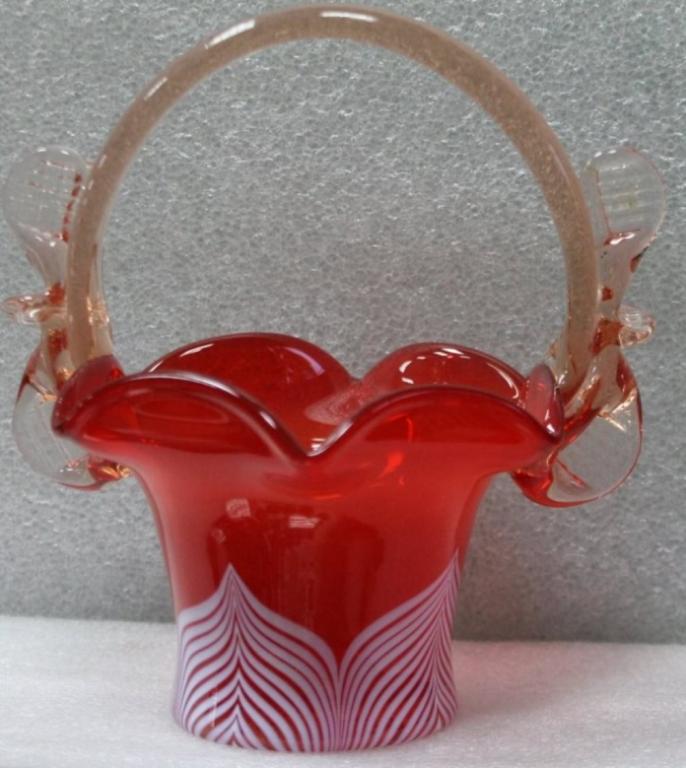 Изящная конфетница с ручкой периода СССР Цветное чешское стекло Винтаж.