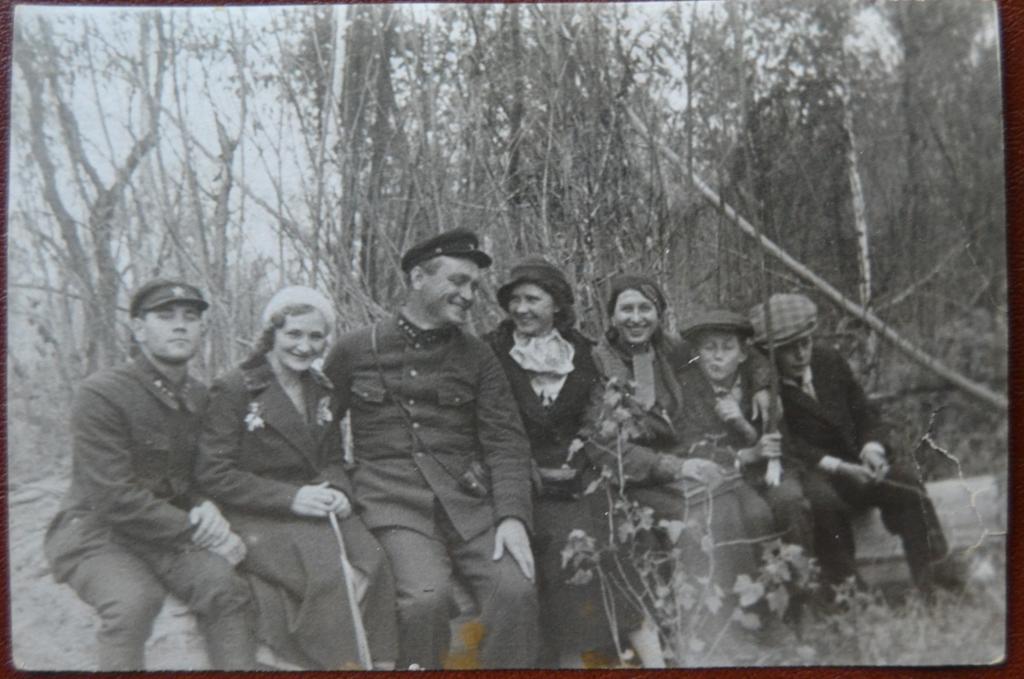 Фото РКМ - 2 Милиционера с девушками 1936 год