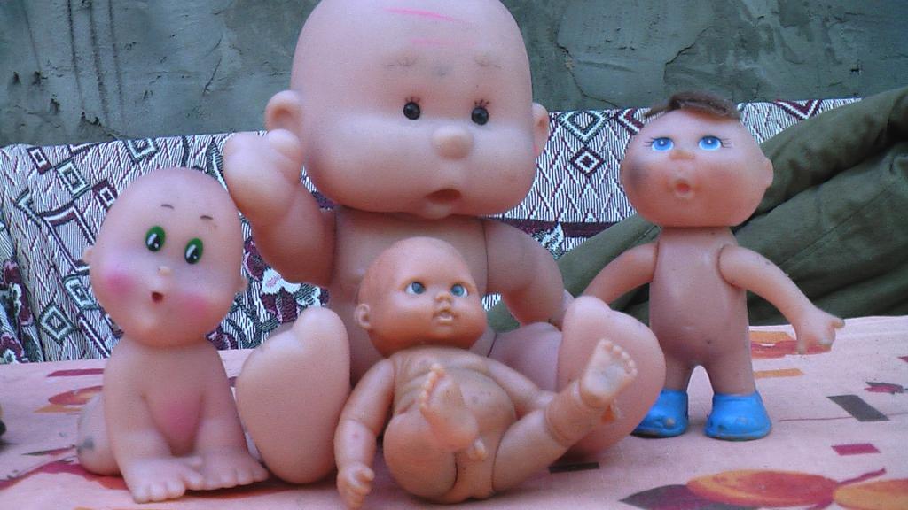 Куклы - пупсы с дурашливыми лицами ,для девочек резина .Одной компанией.