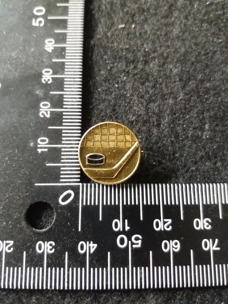 Знак с изображением хоккейной клюшки и шайбы