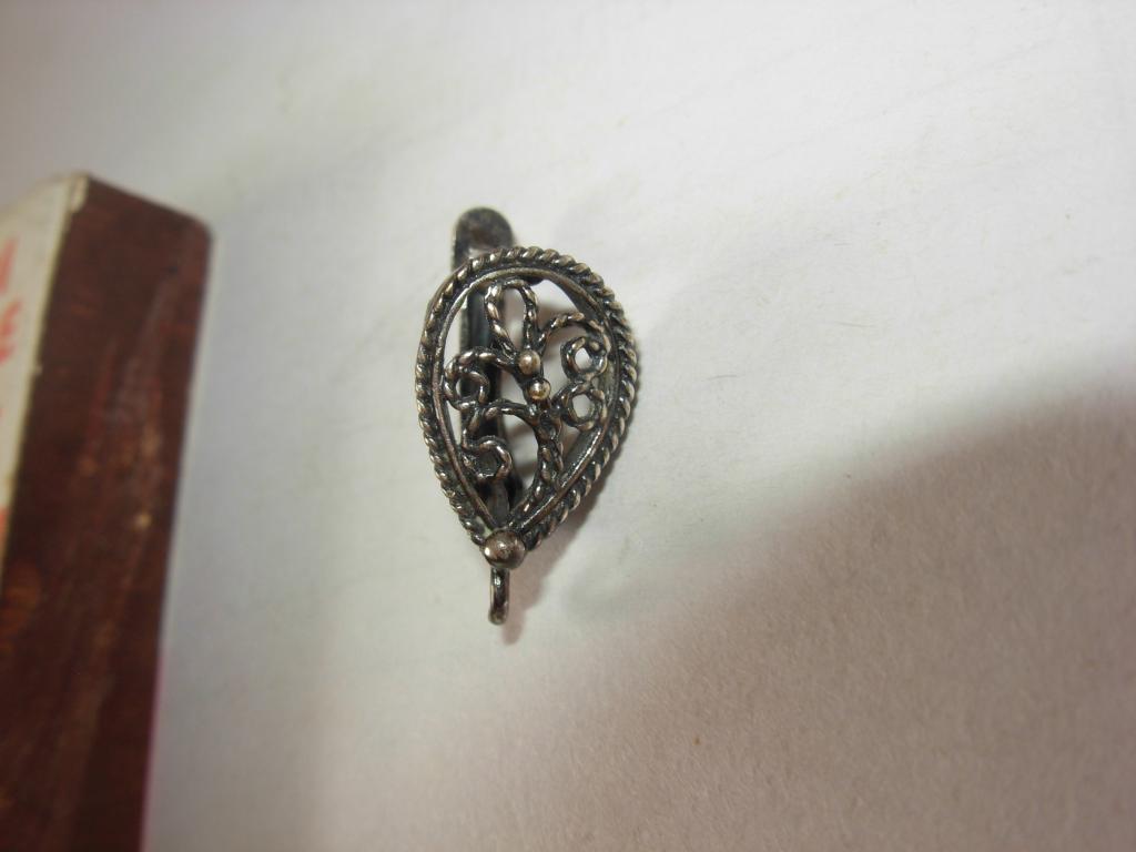 Ювелирное украшение серебристое - серьга . Скань шарнир и защелка в рабочем состоянии , клеймо .