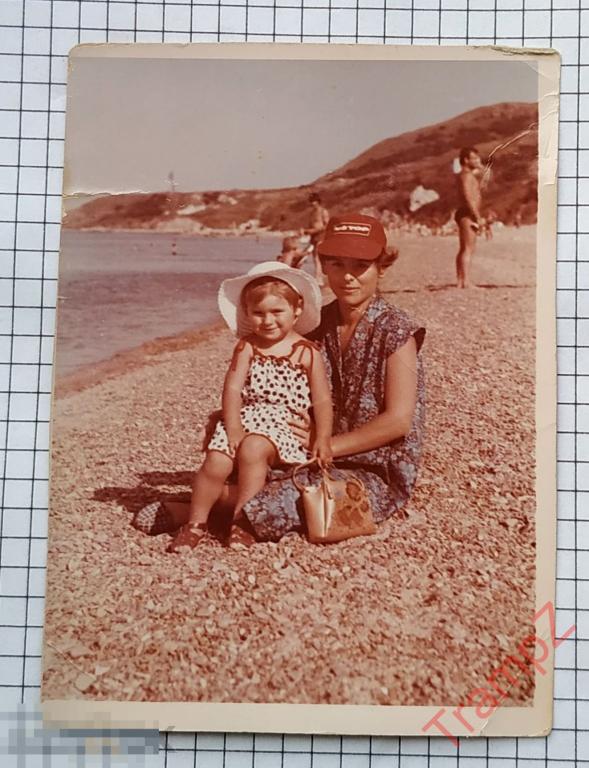 Фотография №8627 мать с дочкой на пляже 