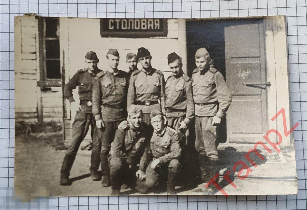 Фотография №8577 армия военнослужащие солдаты возле столовой 