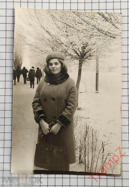 Фотография №9222 женщина девушка в вязаной шапке пальто с сумкой 