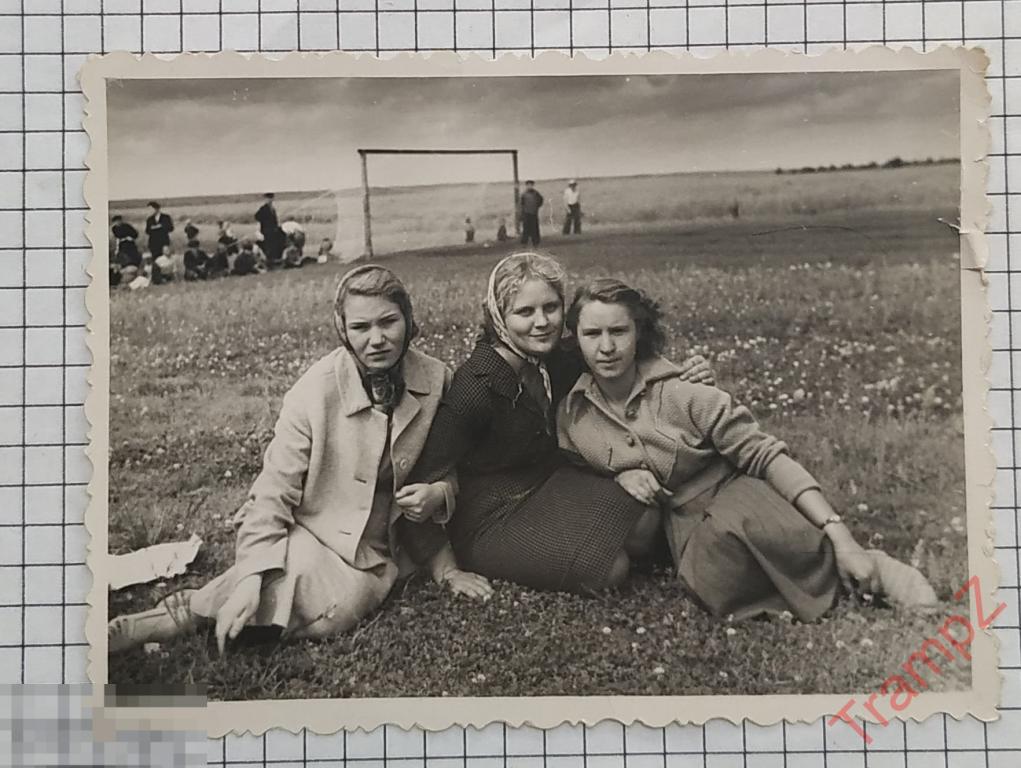 Фотография Девушки в платках мода одежда на футбольном поле #02 