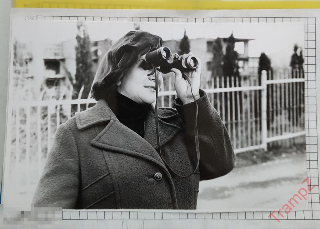 Фотография женщина с биноклем #02* 