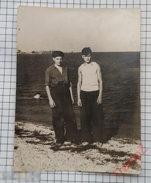 Фотография №8671 парни на берегу 