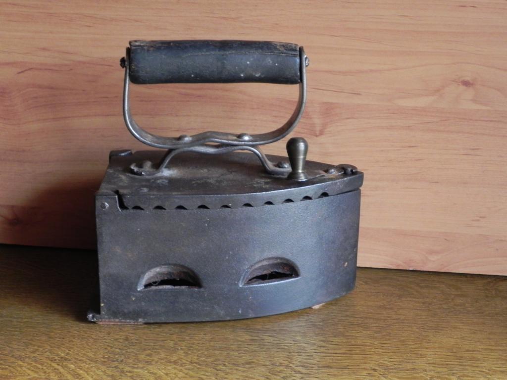 УТЮГ РЕДКОЕ КЛЕЙМО КАСЛИ УРАЛМЕТ.ПОДЛИННОСТЬ 100%.