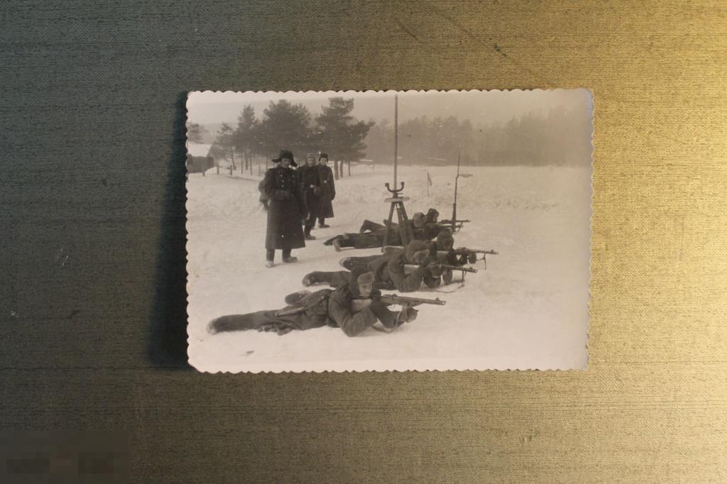 ФОТОГРАФИЯ. КРАСНАЯ АРМИЯ. АВТОМАТ. СТРЕЛЬБИЩЕ. САПЁРНАЯ ЛОПАТА. ЗИМНЯЯ ФОРМА. ФОТО. * 
