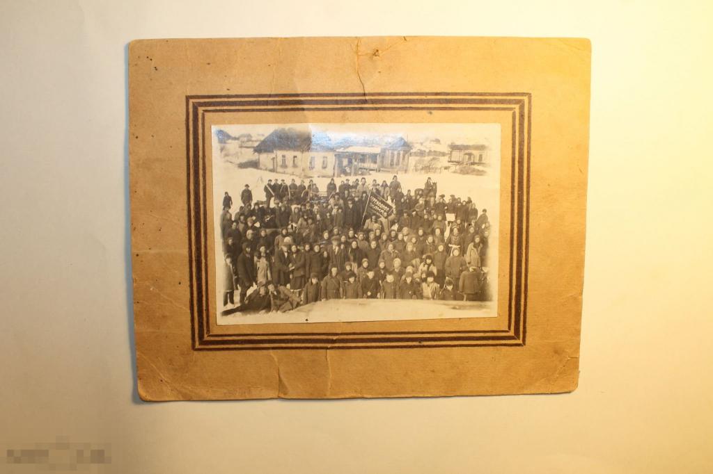 ФОТОГРАФИЯ.  КОЛЛЕКТИВНОЕ ФОТО. 1935 год.  ПЕРЕХОДНОЕ ЗНАМЯ.  ЗАПОРОЖЬЕ. * 