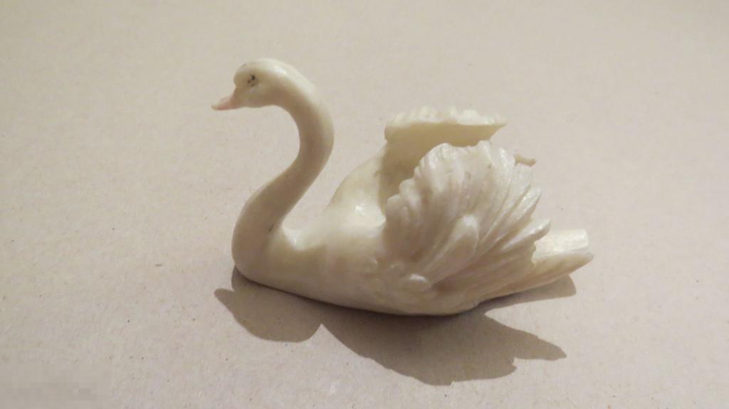 Лебедь из пластика: символ изящества и нежности в вашем интерьере