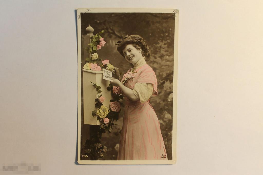 ПОЧТОВАЯ КАРТОЧКА. ДЕВУШКА. ПЛАТЬЕ. МОДА. ЦВЕТЫ. 