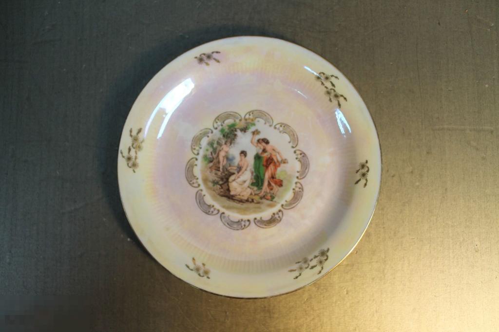 ТАРЕЛКА. МАДОННА. ФАРФОР. ГДР.  ГЕРМАНИЯ. 