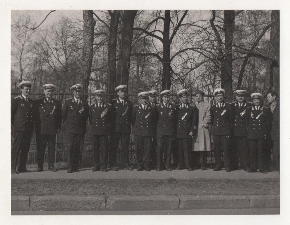 Морские офицеры СССР с кортиками.