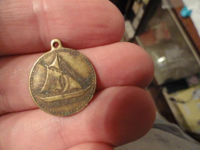 Старинный немецкий жетончик Парусник небольшой, возможно игровой. Германия 19 в?