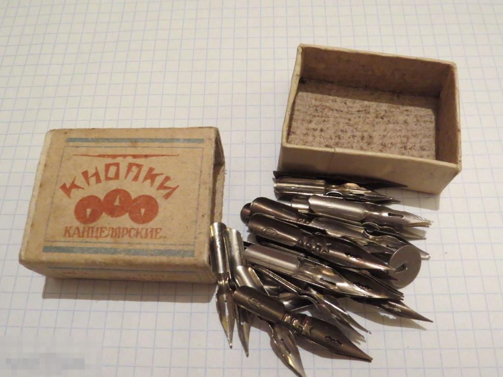 СТАРЕНЬКИЕ ПЕРЬЯ КОРОБОЧКА ПЕРО ПИСЧЕЕ ЦЕНА ЗА ВСЕ ЕСТЬ КАКИЕ-ТО СО ...