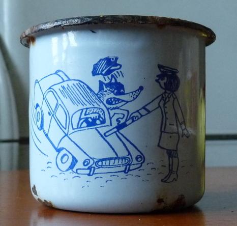 Кружка эмалированная СССР с рисунком Волк шофер и регулировщица