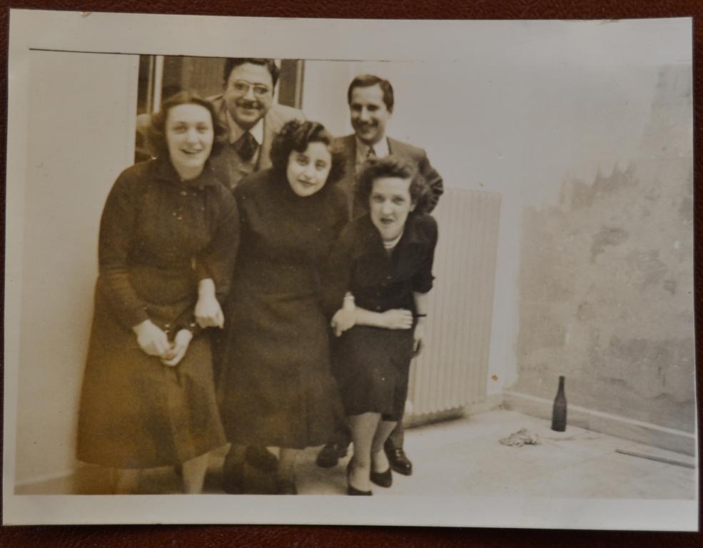 Фото Турция Женщины и Мужчины Пузырек на полу  1954 год