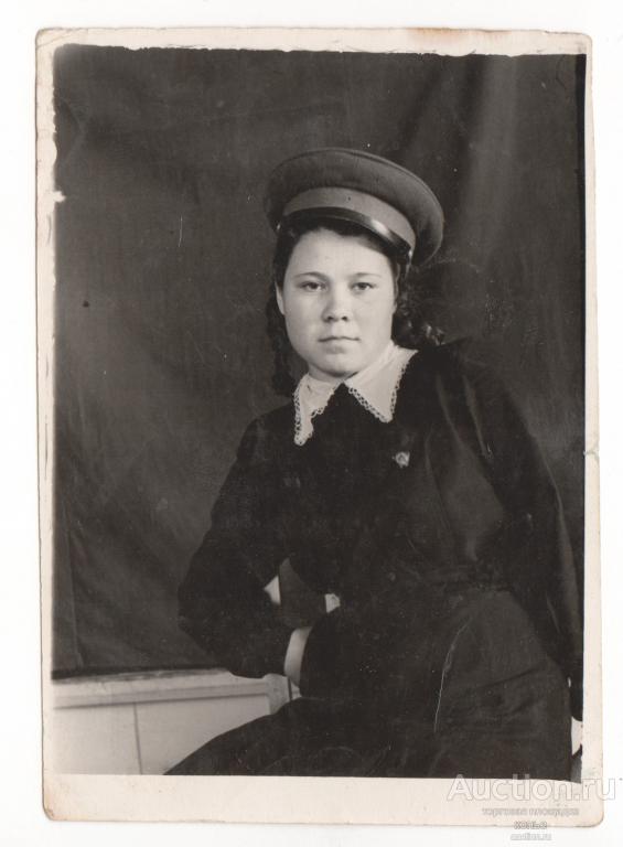 Фото  девушка с комсомольским значком 1940-1950 г.г.