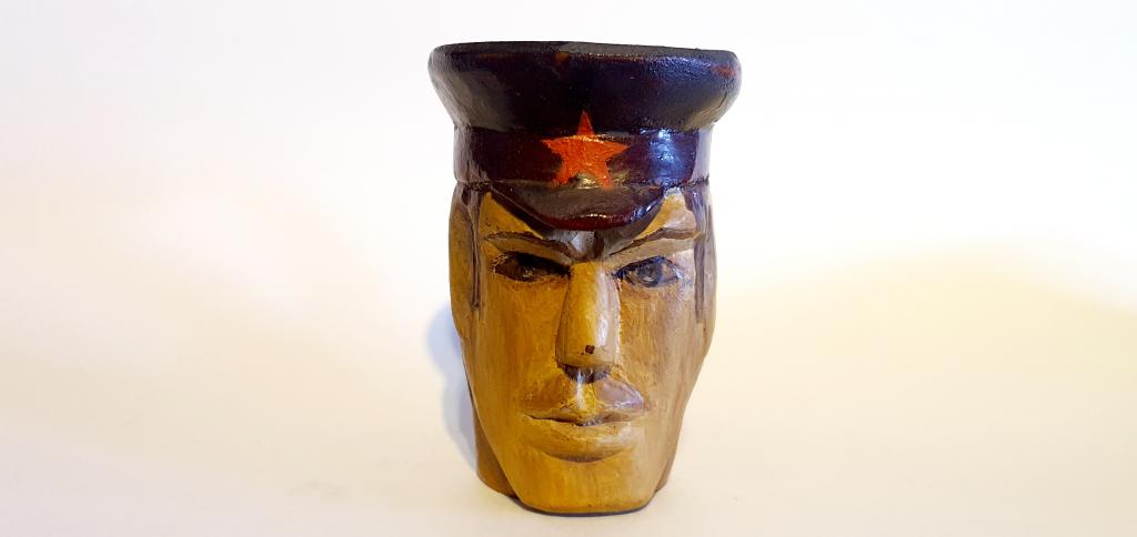 Старинная игрушка из дерева  / кружка для игры в кости / красный комиссар / чекист