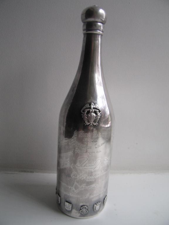 Бутылка яхт клуба с подписями знаменитых людей. серебро (в одном экземпляре)