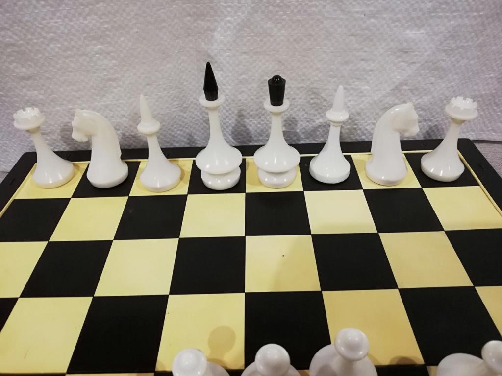 Шахматы СССР фигуры из пластика Отличные Доска 40 см на 40 см. Отличные !