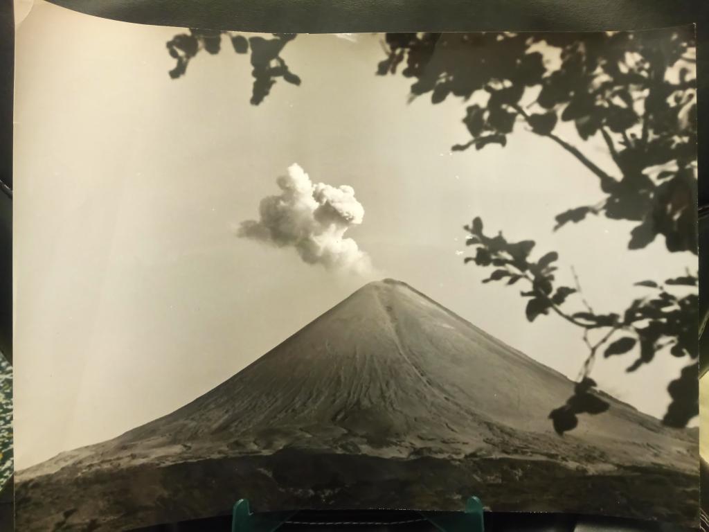 Камчатка. Извержение Безымянного вулкана. Большое фото. Размер 39 х 29 см.